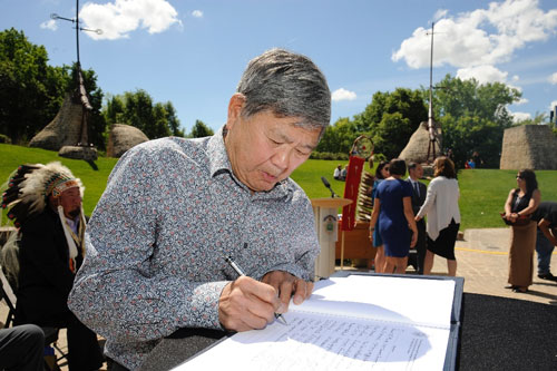 Art Miki, President of the Japanese Cultural Association of Manitoba, signing the Accord